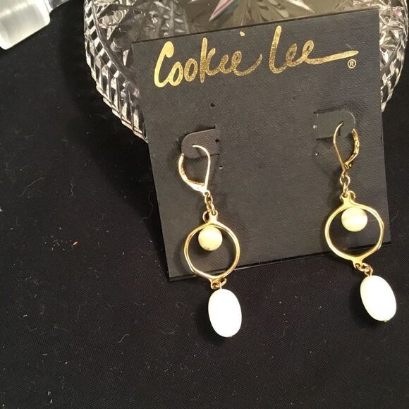 NWT. Cookie Lee Goldtone White Leverback Earrings - Picture 2 of 4